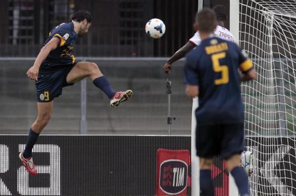 توني يسدد الكرة التي أحرز منها الهدف الثاني