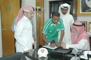 اللاعب فيصل سيف لحظة توقيع العقد