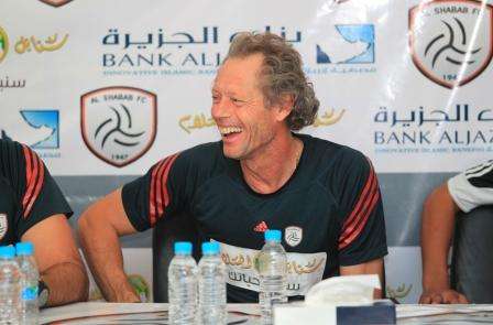 برودوم يتبادل الضحك مع احد المراسلين في المؤتمر الصحفي 