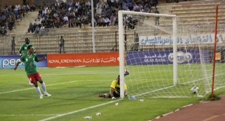 كرة الفلسطيني مراد في مرمى الفيصلي