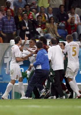 اللاعب ايفيكا دراغوتينوفيتش بعد تلقيه لكمة من المدرب سكولاري