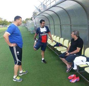 الشيخ تركي اليوسف مع جاسم الهويدي والمدرب ميهاي في تدريبات السالمية