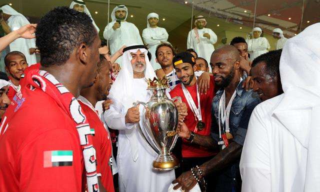 الشيخ نهيان بن مبارك يتوج الأهلي بكأس السوبر 