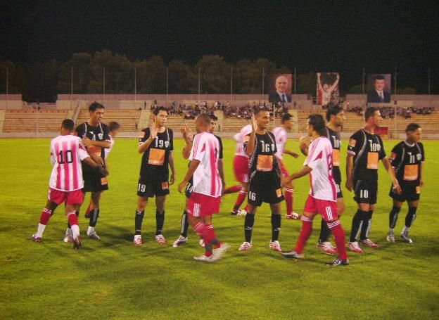 تصافح لاعبين الفريقين وبعدسة كووورة