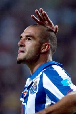 فرحة ليساندرو لوبيز بعد الهدف