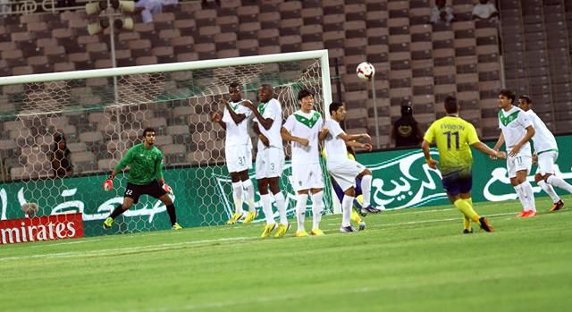 كرة البرازيلي ايفرتون محترف النصر تتجاوز حائط الأهلي قبل أن يسيطر عليها المعيوف