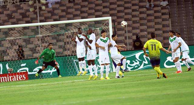 كرة البرازيلي ايفرتون محترف النصر تتجاوز حائط الأهلي قبل أن يسيطر عليها المعيوف