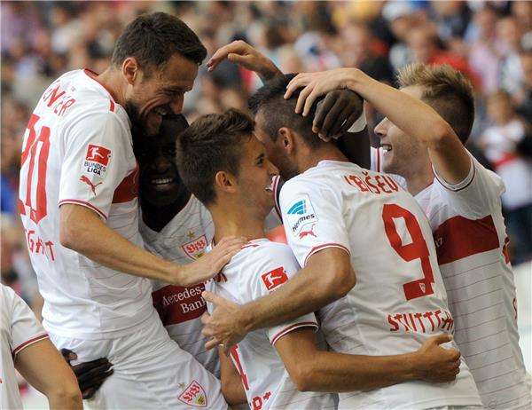 فرحة لاعبي شتوتجارت بالفوز الأول