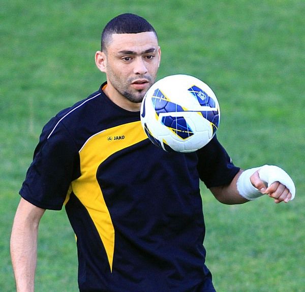 الصيفي لحظة تدربه مع المنتخب بيد مكسورة