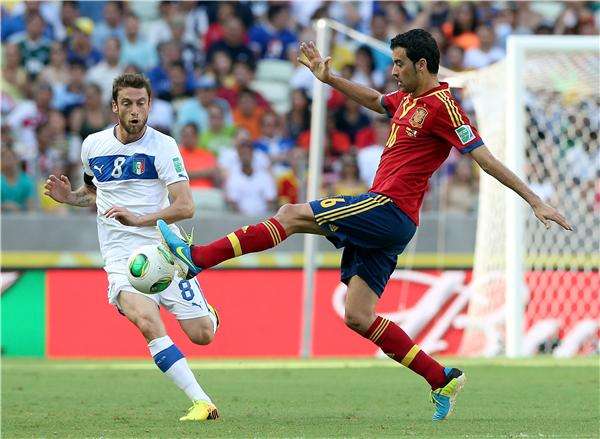 سيرجيو بوسكيتس (يمين)