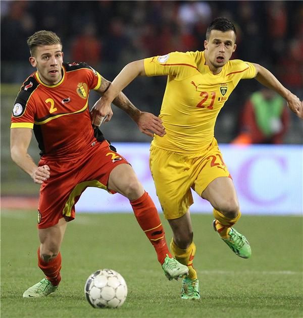 توبي الدرفيرلد (يسار)