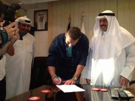 حميد القلاف لحظة توقيعه للعربي