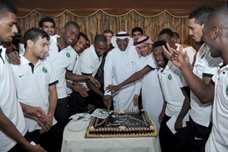 أحمد عيد يشارك لاعبي المنتخب احتفالهم بمولود وليد عبد الله الجديد