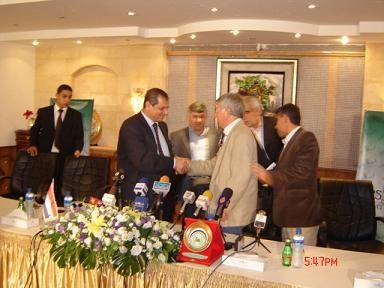 السيد حسين سعيد (الى اليسار) والمدرب  النرويجي اولسن يتصافحان بعد توقيع العقد