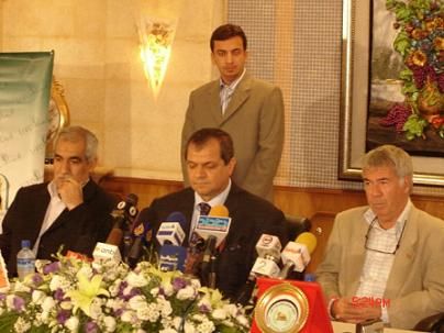 السيد اولسن (الى اليمين) والى جانبه رئيس الأتحاد العراقي حسين سعيد ونائبه ناجح حمود خلال المؤتمر الصحفي