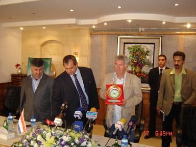 السيد حسين سعيد يقدم درع الاتحاد العراقي المركزي لكرة القدم للسيد أولسن