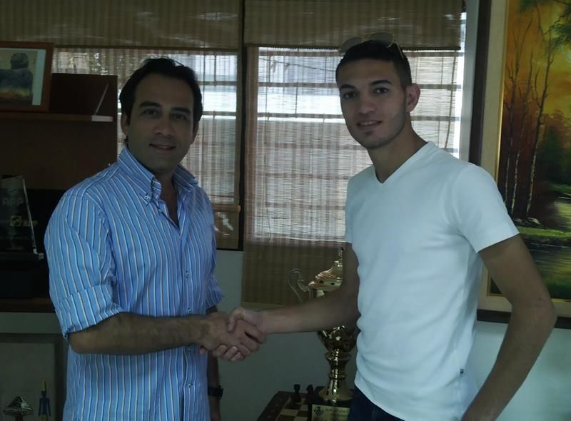 رئيس الأنصار نبيل بدر مصافحا قويدر بعد توقيع العقد