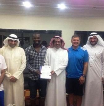 الكاميروني داني بعد التوقيع مع رئيس نادي الجهراء دهام الشمري والمدرب بونيك