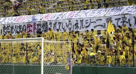 اللافته التي رفعها جمهور فريق كاشيوا وتحتوي على رسالة موجهه إلى المدرب السابق بابتيستا