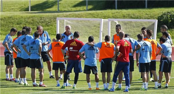 دل بوسكي يوجه لاعبيه خلال معسكر المنتخب بالقرب من مدريد