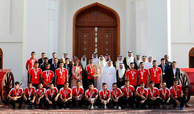 ملك البحرين أثناء استقباله للمنتخب الأولمبي