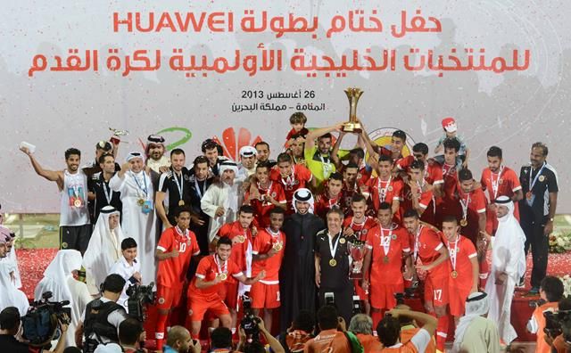  الشيخ ناصر بن حمد يتوسط أبطال الخليج  