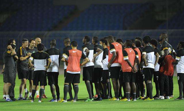 لوبيز يلقي تعليماته على لاعبي الاخضر