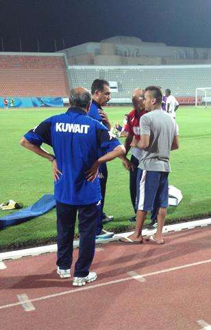 فييرا في حوار مع باني وطبيب الأزرق البناي قبل تدريب اليوم