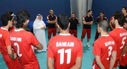 عسكر خلال لقائه باللاعبين