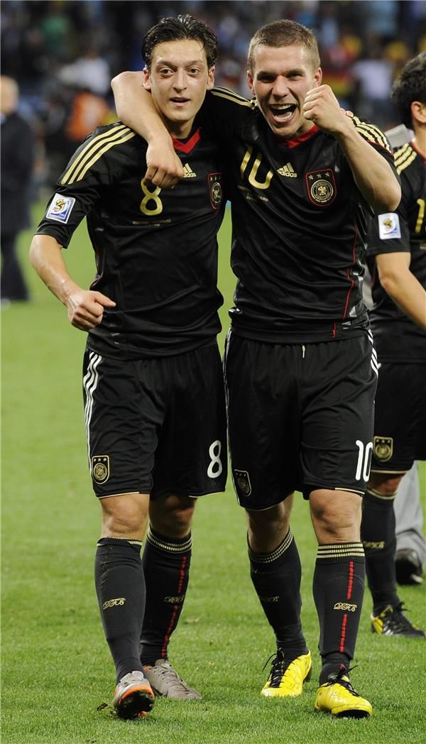 صورة تجمع بين بولودسكي وأوزيل