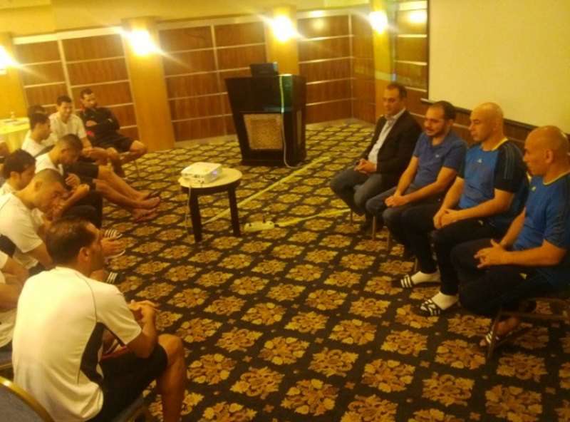 الأمير علي خلال زيارته للاعبي منتخب الأردن في مقر اقامتهم الليلة