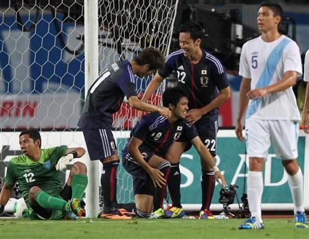 المهاجم ماساتو كودو ( وسط ) بعد تسجيله الهدف الثاني بمرمى جواتيمالا