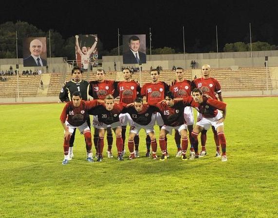 فريق الجزيرة قبل اللقاء وبعدسة كووورة 