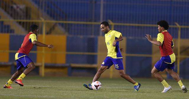 عطيف يحاول المرور بالكرة في تدريب النصر اليوم