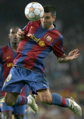 ديكو لاعب برشلونة وهو يضرب الكرة برأسه قي لقاء فريقه مع ليون الفرنسي