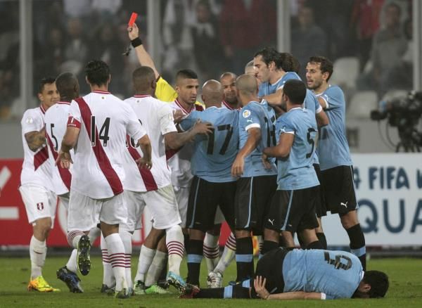حكم اللقاء يطرد يوشيمار لاعب بيرو 