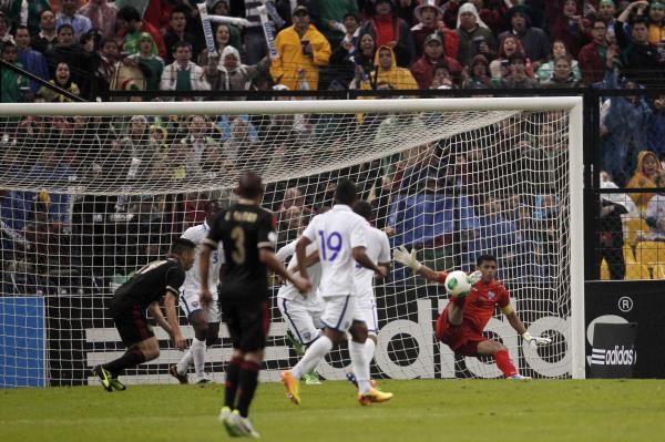 حارس هندوراس يتصدى لهجمة من المكسيك