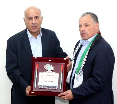 الرجوب أثناء تكريمه أبو ريدة