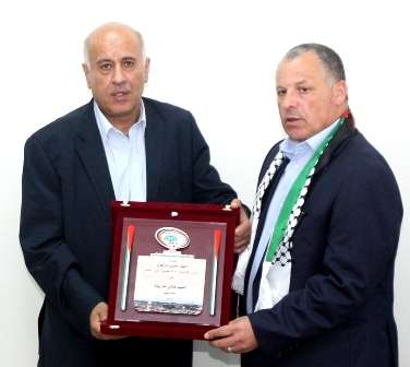 الرجوب أثناء تكريمه أبو ريدة