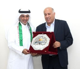 الرجوب أثناء تكريمه الشيخ حمد