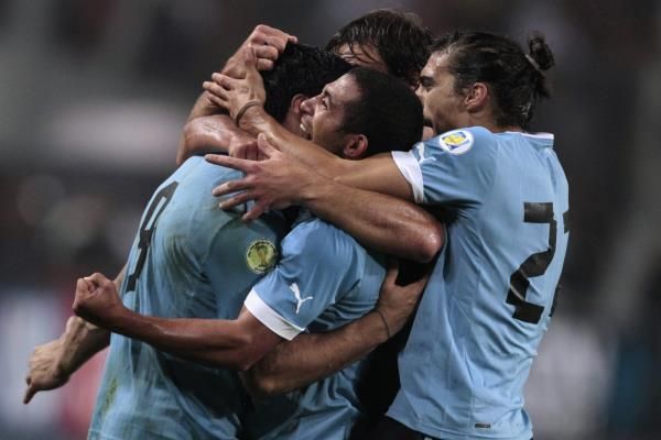 لاعبو أوروجواي يحتفلون بالتسجيل في مباراة بيرو