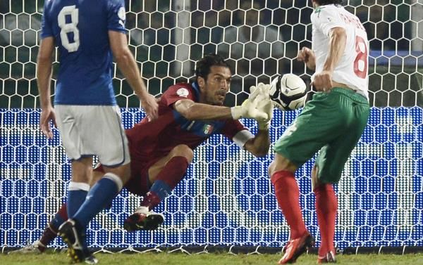 بوفون على بعد مباراة من كسر رقم كانافارو القياسي مع منتخب إيطاليا