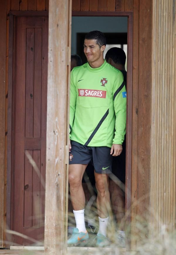 2012-10-10t092346z_2093870399_gm1e8aa1cas01_rtrmadp_3_soccer_reuters