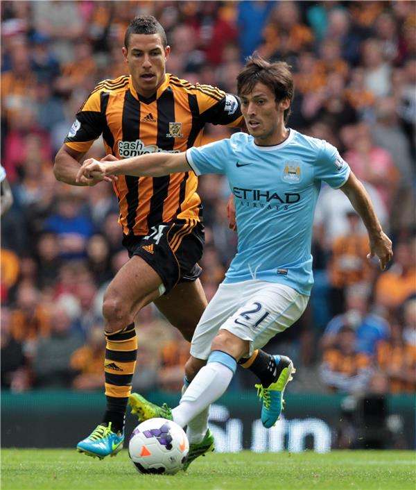 ديفيد سيلفا (يمين)