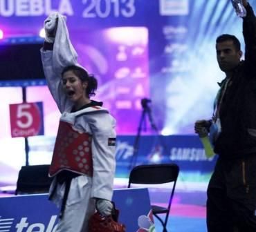 حيدر ومدربها العساف لحظة حسم الميدالية الفضية ببطولة العالم