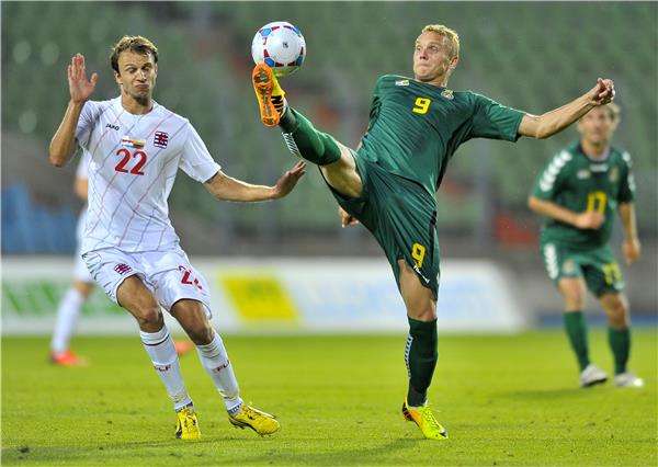 الليتواني ديفيداس ماتوليفشيوس (يمين) في مباراة سابقة
