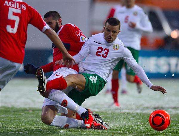 إيميل جارجوروف (يمين) في مباراة سابقة