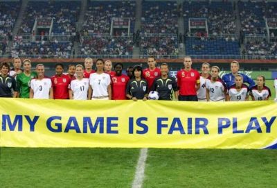 بمناسبة يوم الفيفا للعب النظيف لاعبات المنتخبين تحملان شعار اللعب النظيف 