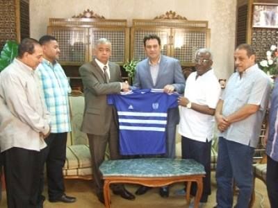 خالد جلال بعد توقيع عقده في مكتب محافظ السويس