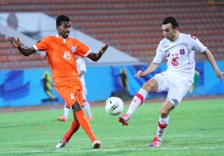 شادي الهمامي لاعب الكويت في مواجهة مدافع كاظمة